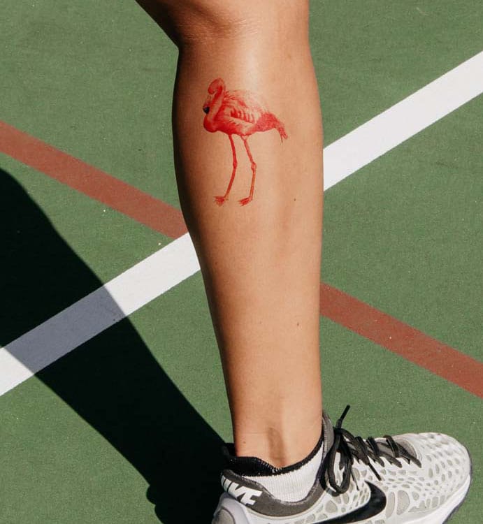 Tatuaje en la pantorrilla. Motivo de tatuaje de flamenco. Flamenco como tatuaje.