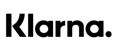 Bilden visar Klarnas logotyp med ordet Klarna i feta, svarta bokstäver följt av en punkt, allt på en vit bakgrund - en elegant design som är populär även inom branschen för tillfälliga tatueringar.
