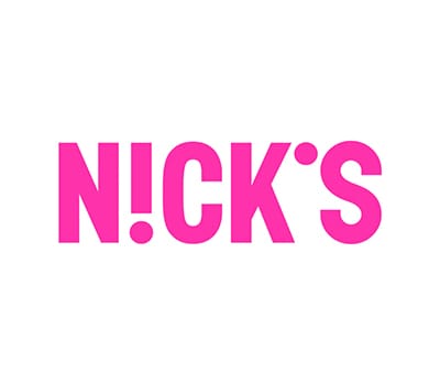 Bilden visar ordet NICKS i feta, ljusrosa versaler på en vit bakgrund - en livfull design som är perfekt för branschen för tillfälliga tatueringar. Bokstaven I är ersatt med ett utropstecken och apostrofen är en helrosa prick.